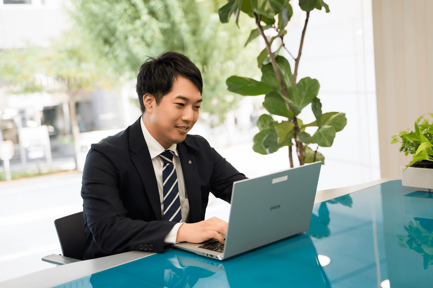 01 千修に入社するまで「自分の道を探しながら辿り着いた場所」 のイメージ