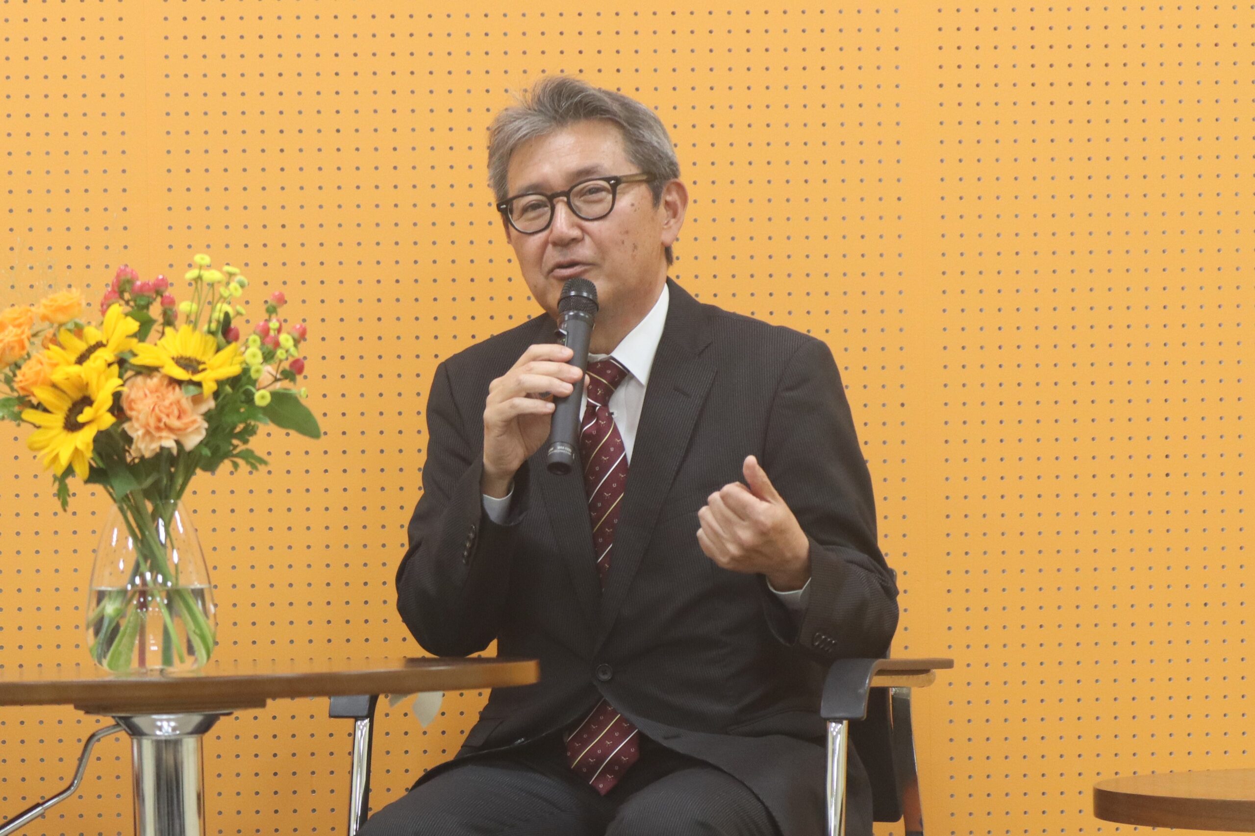フリーアナウンサー塩原恒夫様をお迎えし、特別講演会を開催しました(社内イベント)